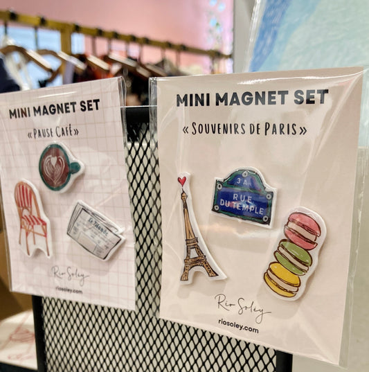 Trio de mini aimants faits main – Pause Café (Café, Chaise de Café Parisien et Journal Le Monde)