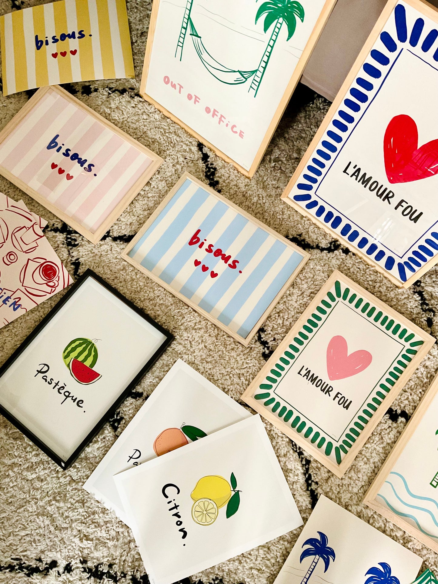 Affiche Bisous – Décoration murale colorée d'inspiration française avec des cœurs