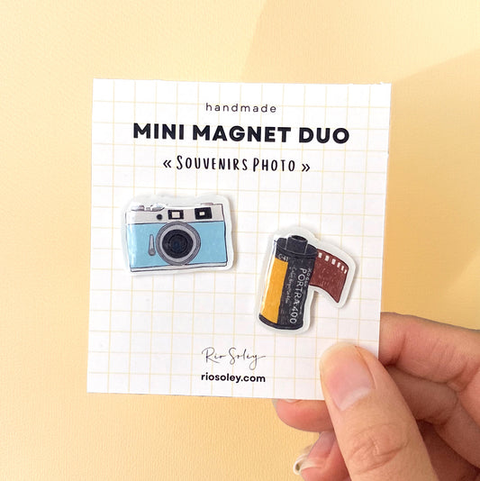 Duo de mini-aimants faits main - Amoureux des livres (Illustration d'une pile de livres et d'une tasse de chocolat chaud)