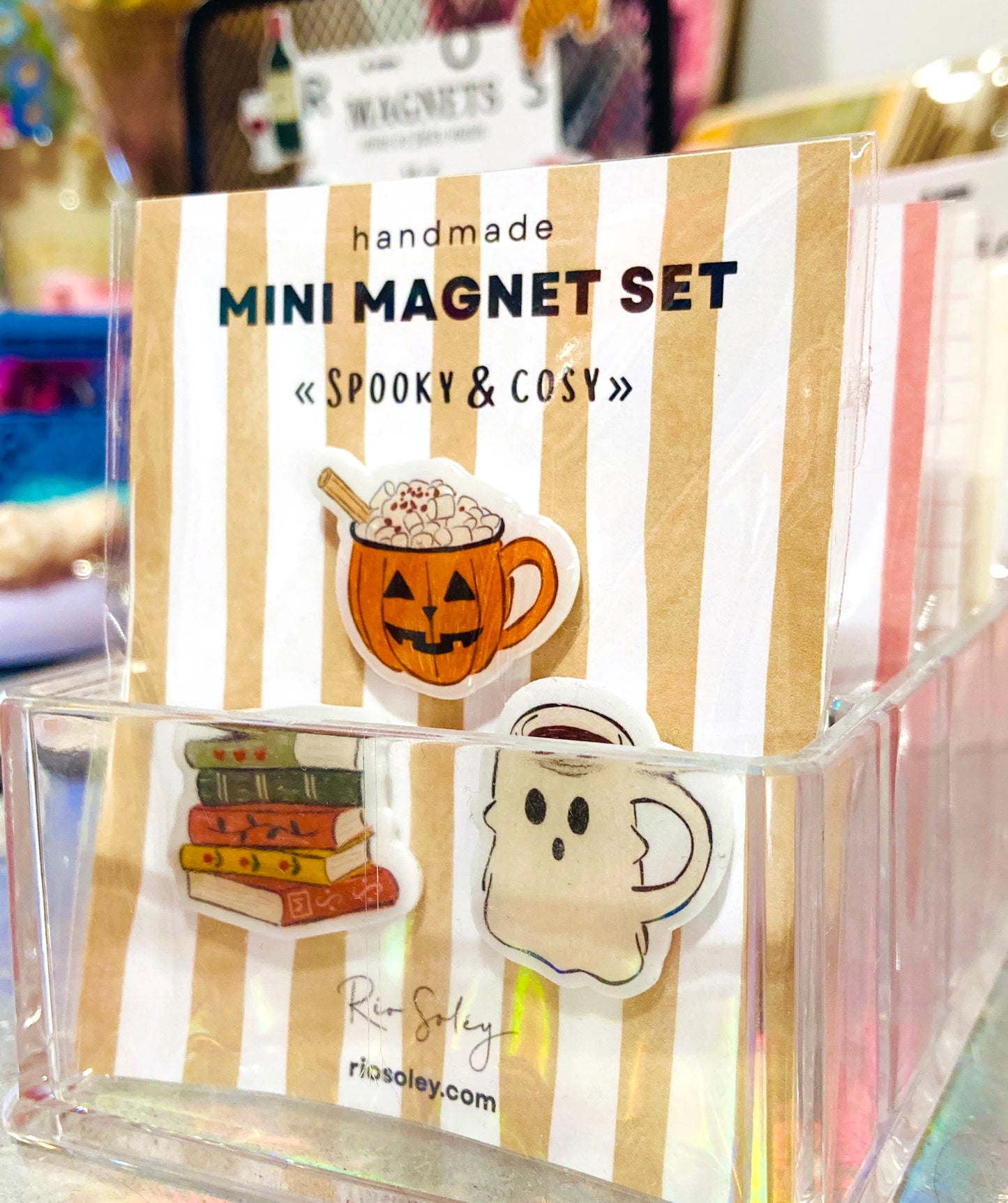 Trio de mini-aimants faits main – Ambiance effrayante et chaleureuse (Citrouille épicée Latte, Mug fantôme et Livres)