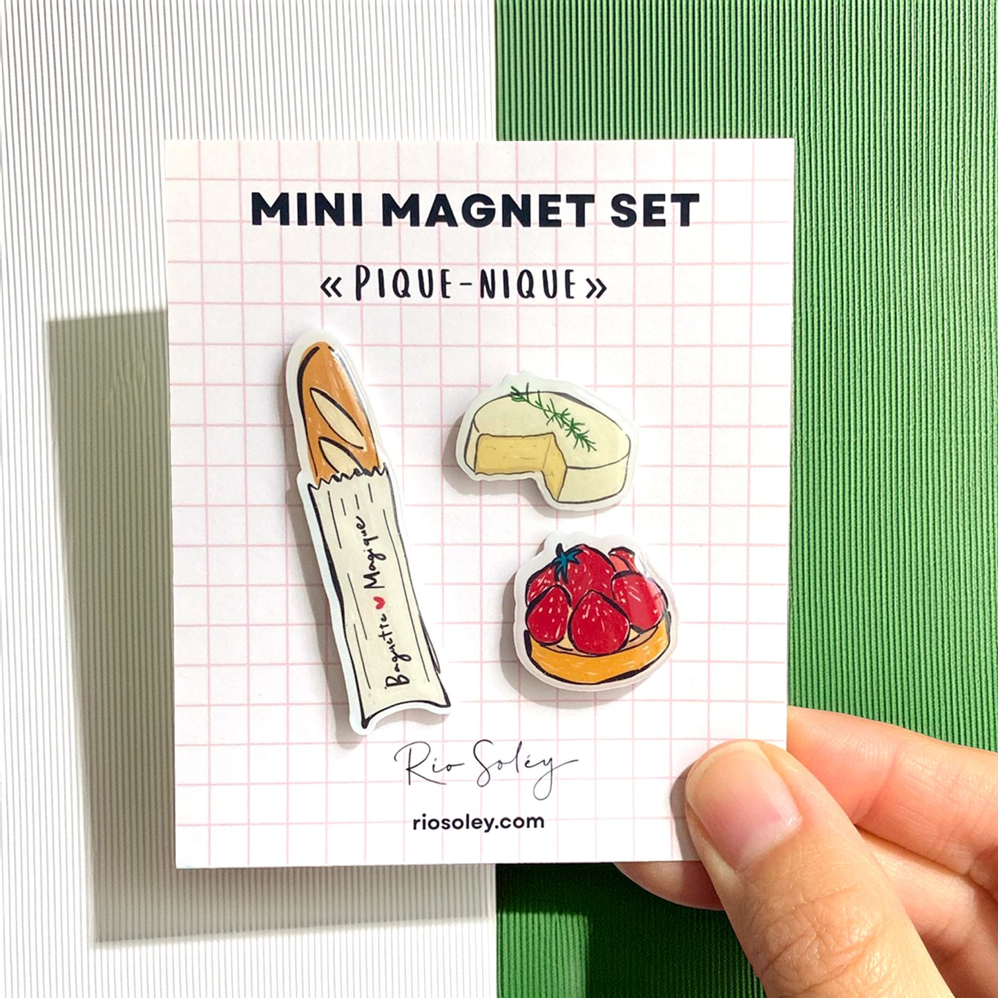 Ensemble de mini-aimants faits main – Pique-nique (Baguette, tarte aux fraises et camembert)